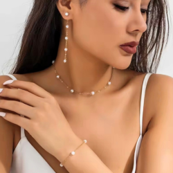 KOLCZYKI POZŁACANE Z PERŁAMI NA ŁAŃCUSZKU- PEARL FLOW