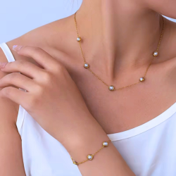 KOCZYKI I ŁAŃCUSZEK ZE STALI SZLACHETNEJ POZŁACANE Z MASĄ PERŁOWĄ- PEARL WHISPER