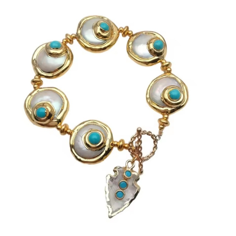 BRANSOLETKA Z PEREŁ BAROKOWYCH Z BARWIONYM HOWLITEM I ZAWIESZKĄ KWARCOWĄ- STATEMENT PIECES BRANSOLETKA Z PEREŁ BAROKOWYCH Z BARWIONYM HOWLITEM I ZAWIESZKĄ KWARCOWĄ- STATEMENT PIECES