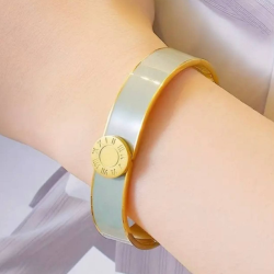 BRANSOLETKA BANGLE EMALIOWANA Z TARCZĄ ZEGAROWĄ SIWA- URBAN CHIC