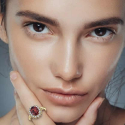 PIERŚCIONEK Z CYRKONIAMI I SYNETYCZNYM GRANATEM- REBEL QUEEN