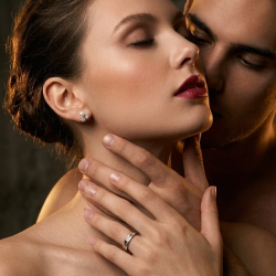 OBRĄCZKA Z KRYSZTAŁEM- THE MOMENT