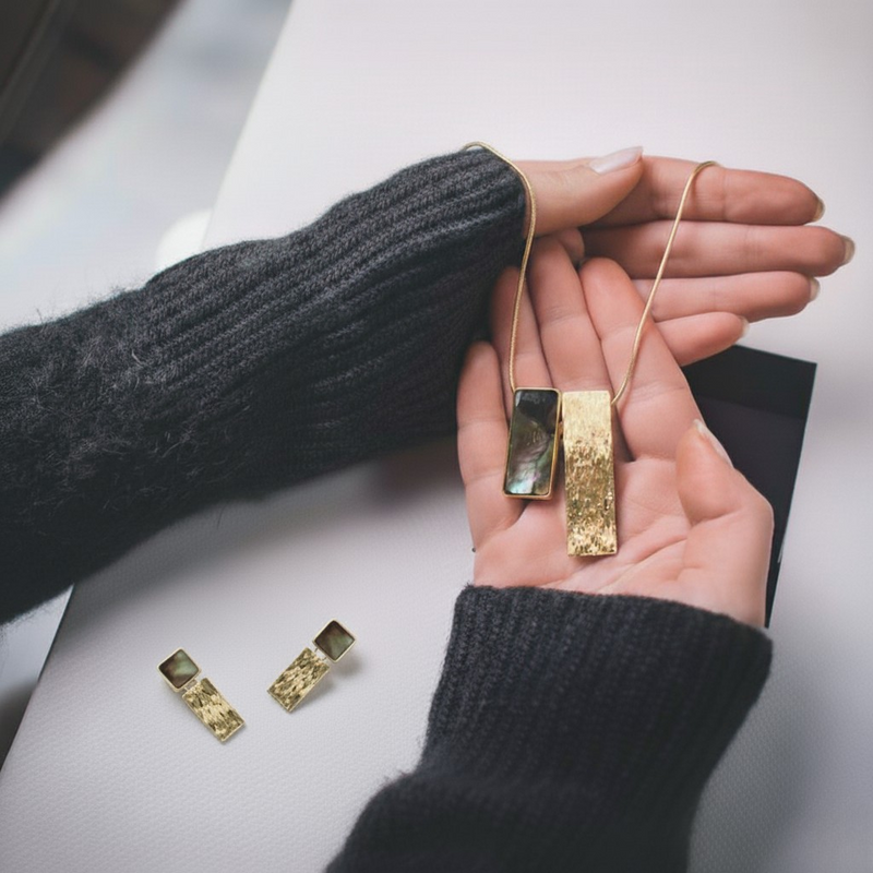 PODKRĘĆ SWÓJ JESIENNO-ZIMOWY LOOK, CZYLI JAK NOSIĆ BIŻUTERIĘ I SWETRY